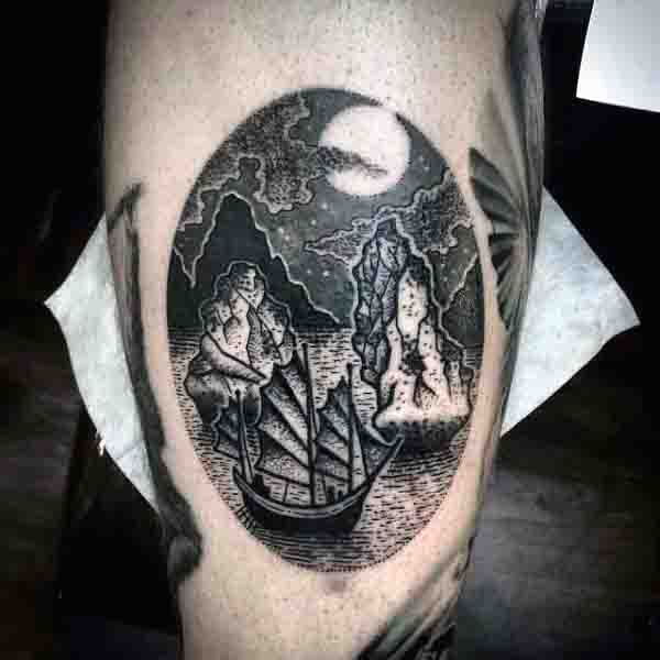 tatuaje luna para hombre 45