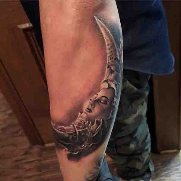 tatuaje luna para hombre 47