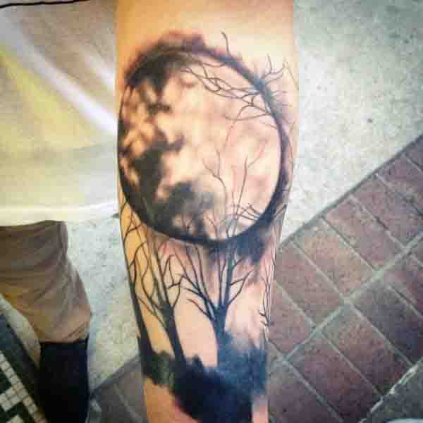 tatuaje luna para hombre 50
