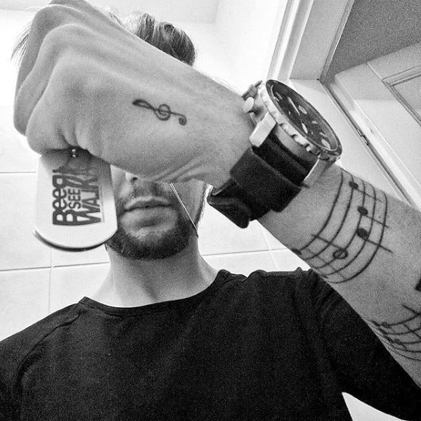 tatuaje musical para hombre 11