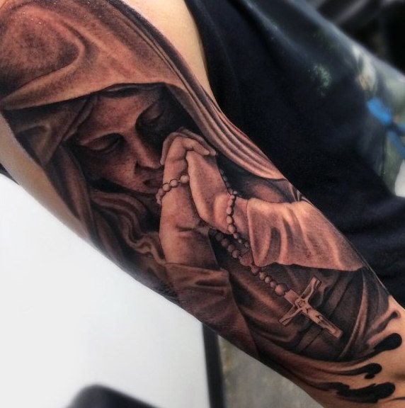 tatuaje rosario para hombre 14