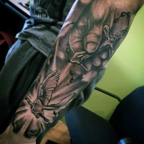 tatuaje rosario para hombre 21