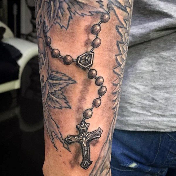 tatuaje rosario para hombre 30