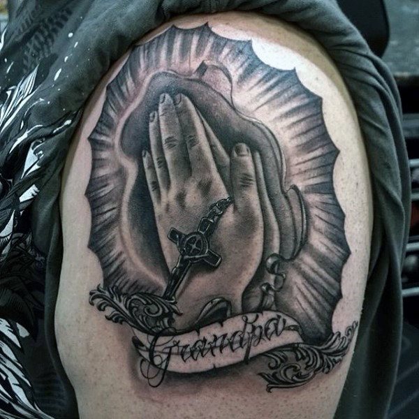 tatuaje rosario para hombre 31