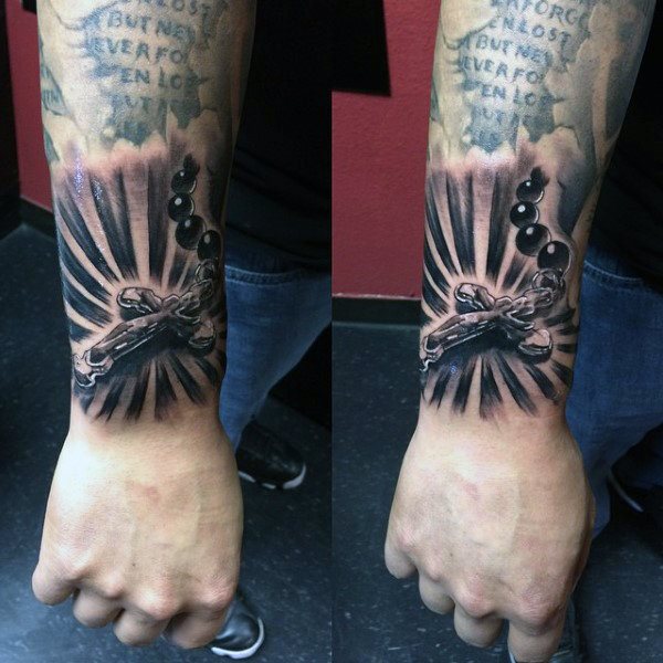 tatuaje rosario para hombre 35