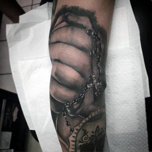 tatuaje rosario para hombre 38
