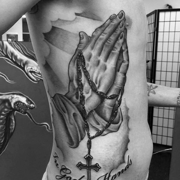 tatuaje rosario para hombre 40