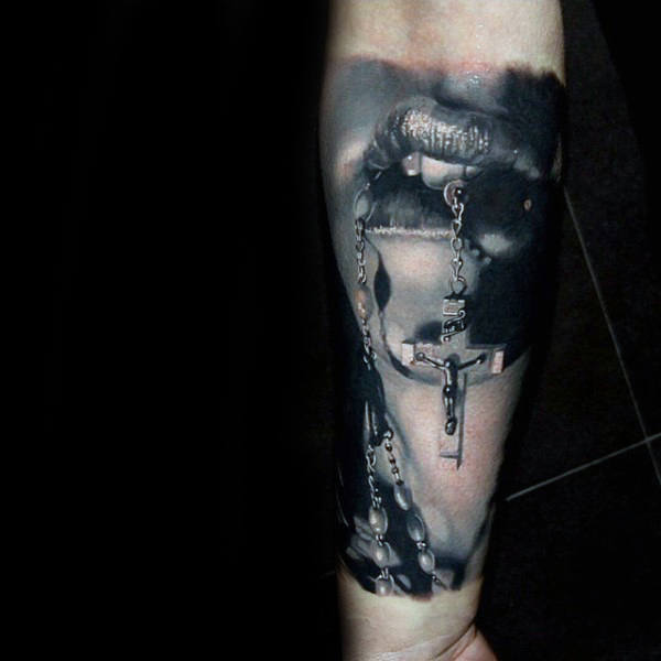 tatuaje rosario para hombre 69