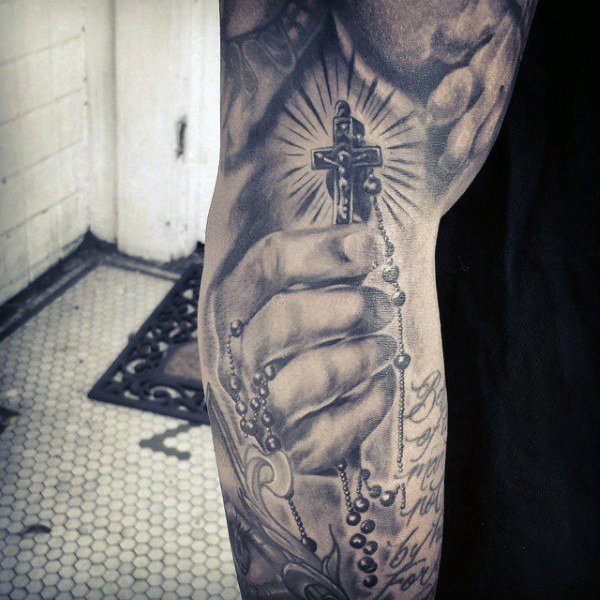 tatuaje rosario para hombre 76