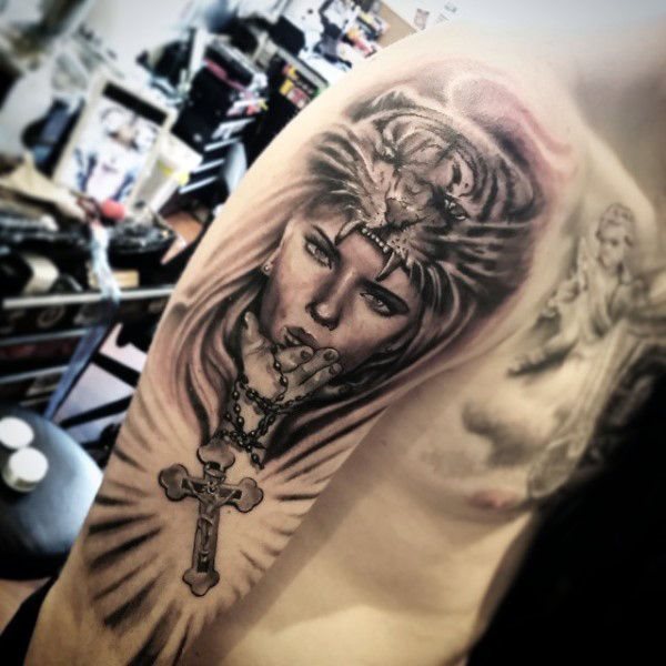tatuaje rosario para hombre 77