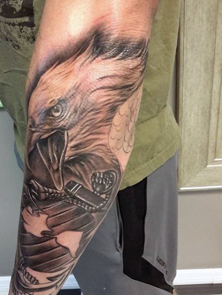 tatuaje aguila para hombre 33