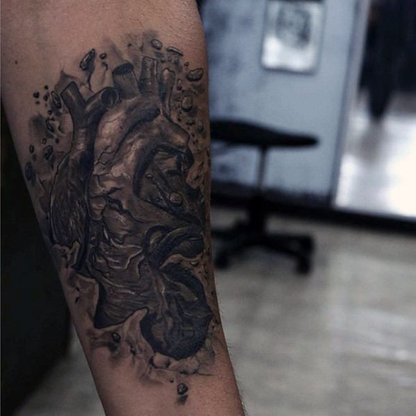 tatuaje corazon realista para hombre 05