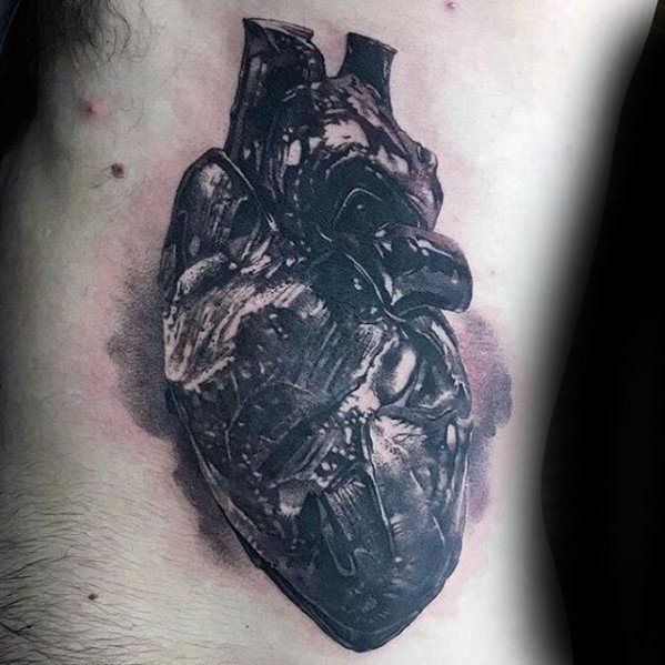 tatuaje corazon realista para hombre 09