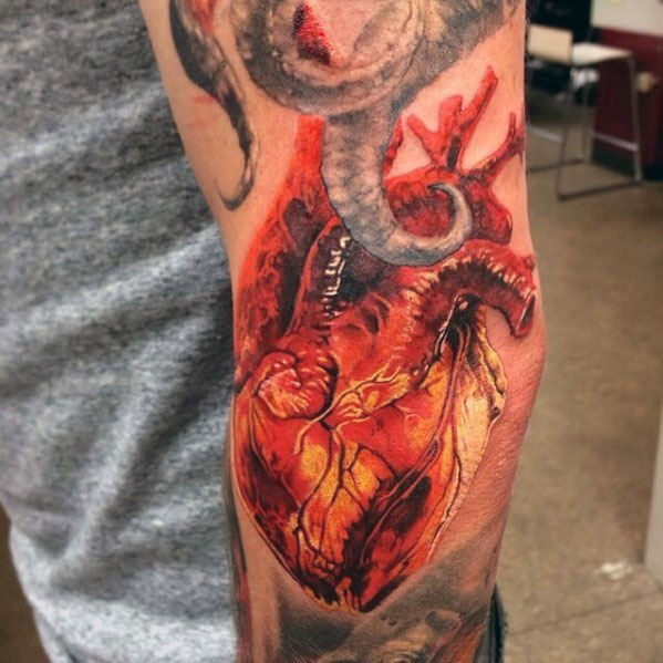 tatuaje corazon realista para hombre 11