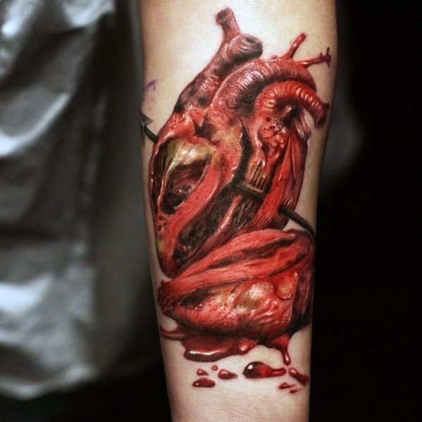 tatuaje corazon realista para hombre 13