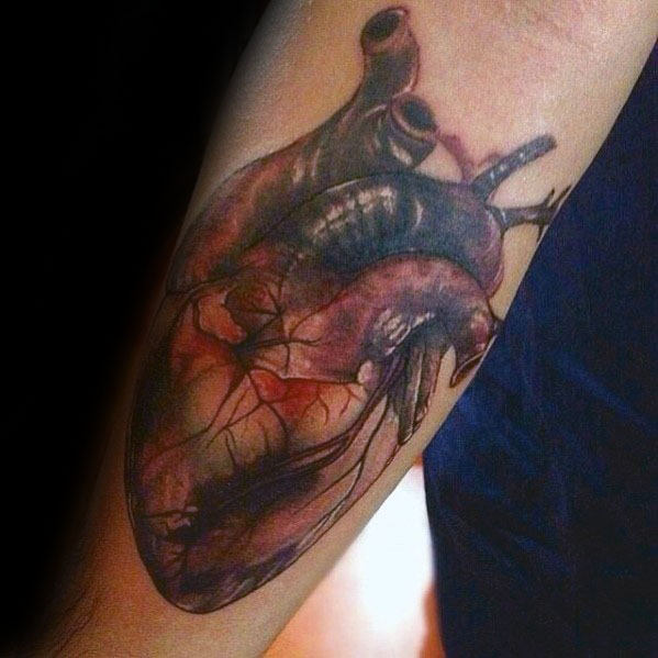 tatuaje corazon realista para hombre 23
