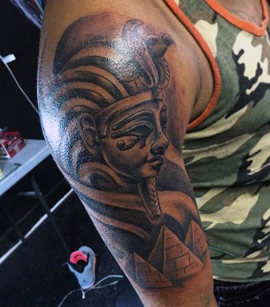 tatuaje egipcio para hombre 08