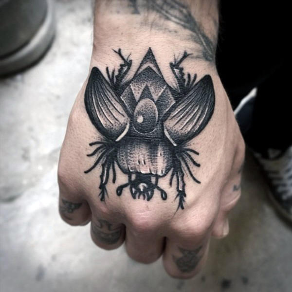 tatuaje egipcio para hombre 10