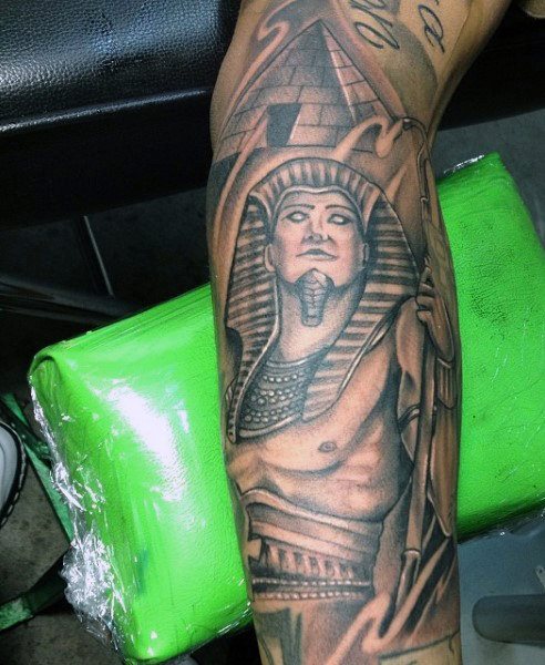tatuaje egipcio para hombre 12