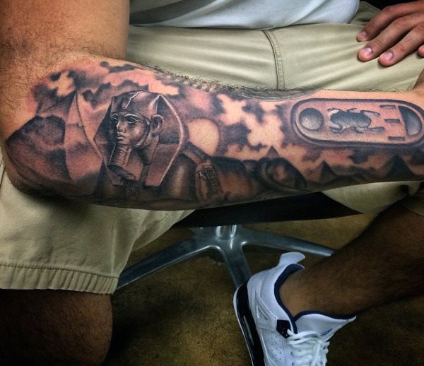 tatuaje egipcio para hombre 15