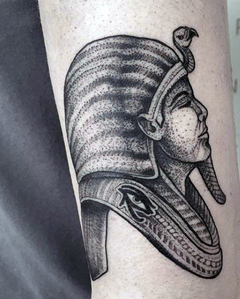 tatuaje egipcio para hombre 21