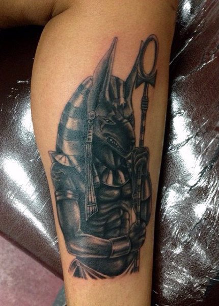 tatuaje egipcio para hombre 23