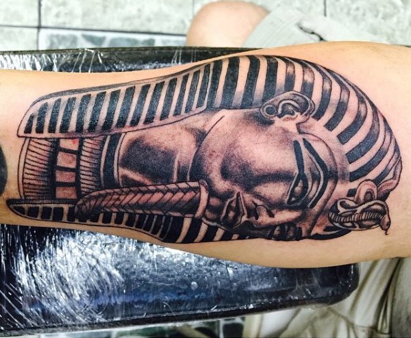 tatuaje egipcio para hombre 36