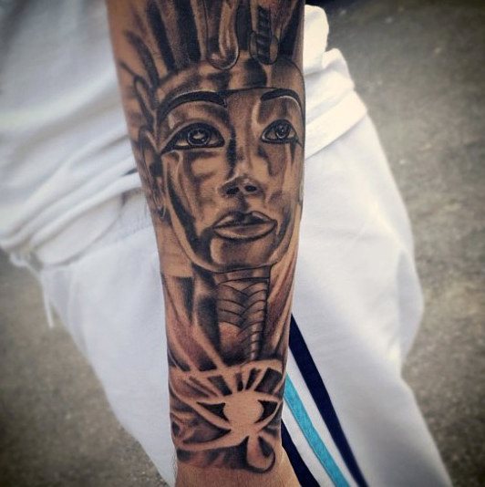 tatuaje egipcio para hombre 47