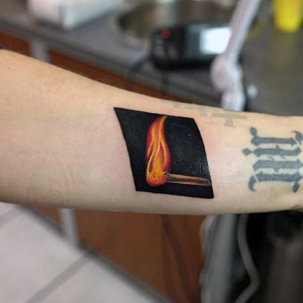 tatuaje fuego para hombre 35