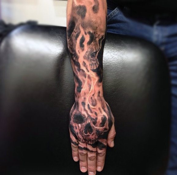tatuaje fuego para hombre 45