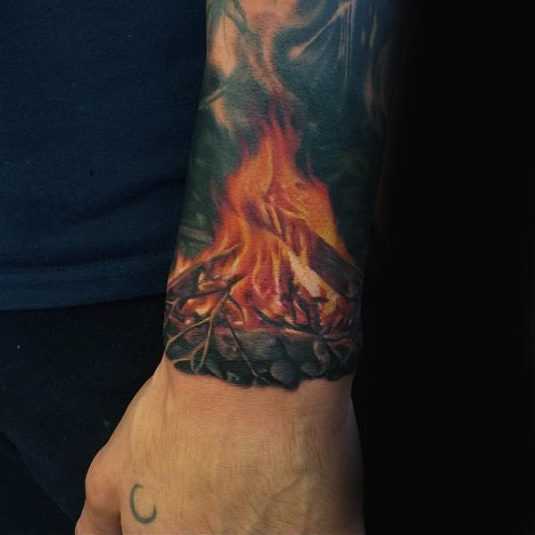 tatuaje fuego para hombre 52