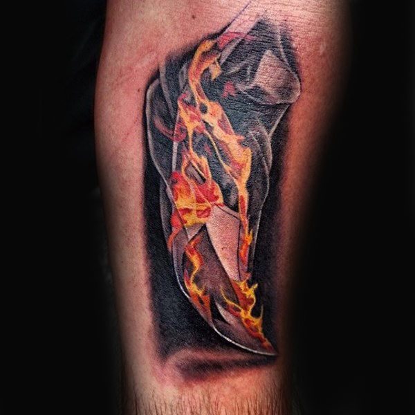 tatuaje fuego para hombre 55