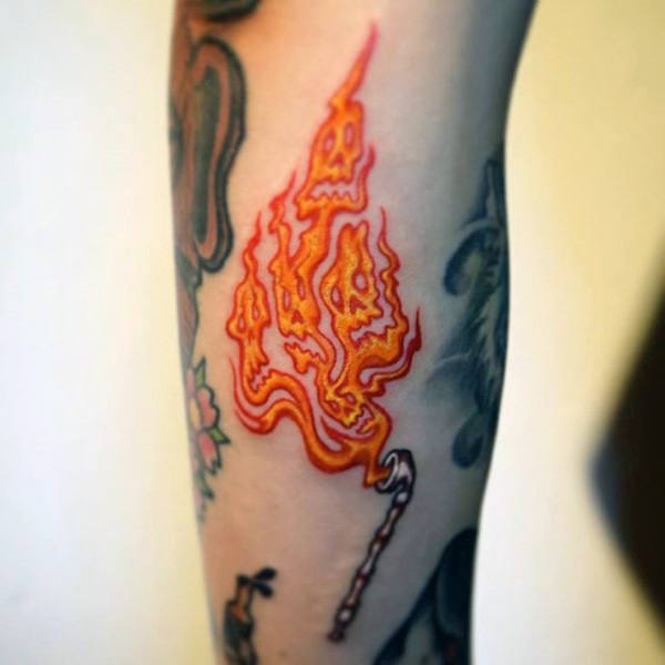 tatuaje fuego para hombre 64