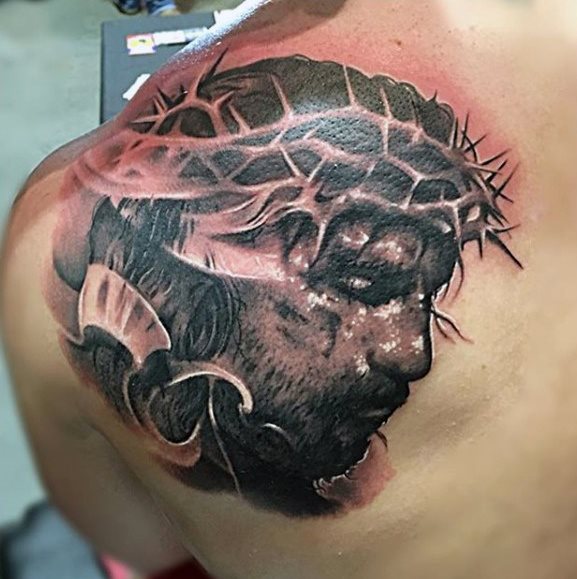 tatuaje jesus espalda para hombre 09