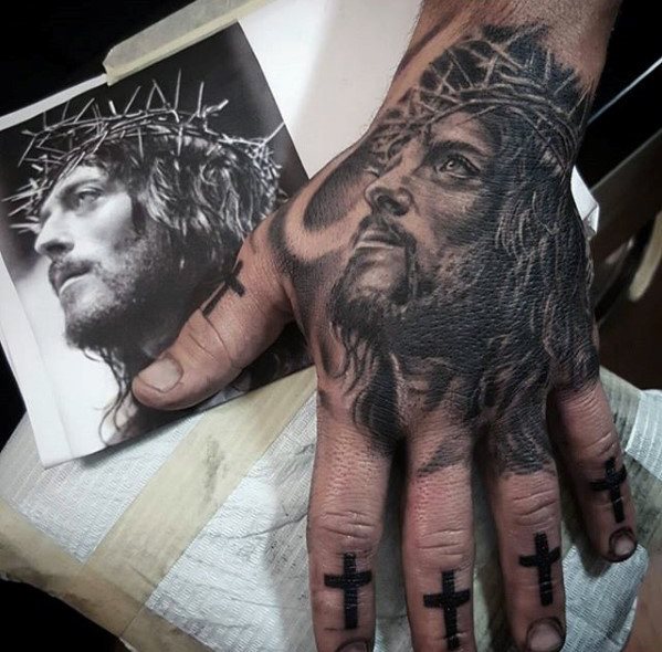 tatuaje jesus mano para hombre 06