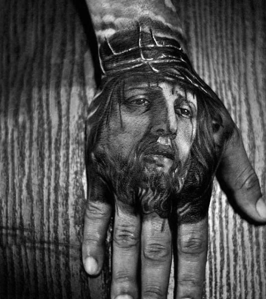 tatuaje jesus mano para hombre 14