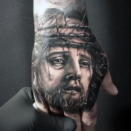tatuaje jesus mano para hombre 15
