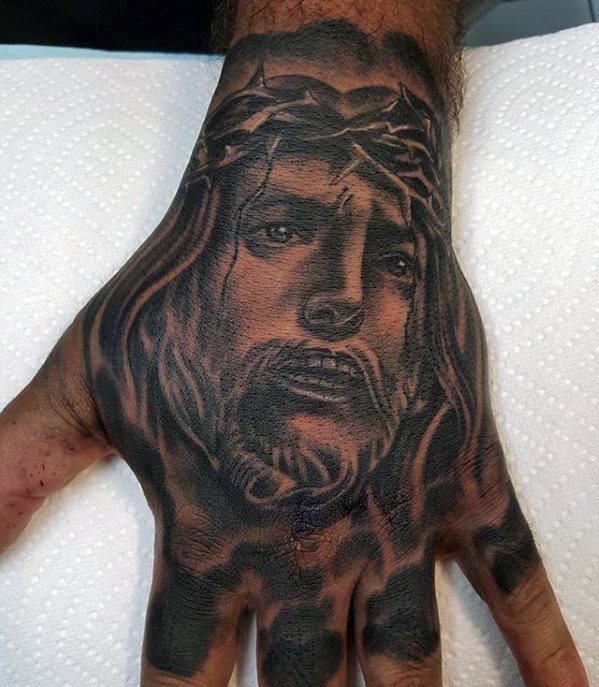 tatuaje jesus mano para hombre 16
