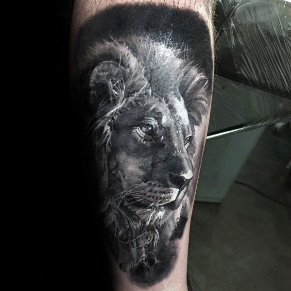 tatuaje leon realista para hombre 03