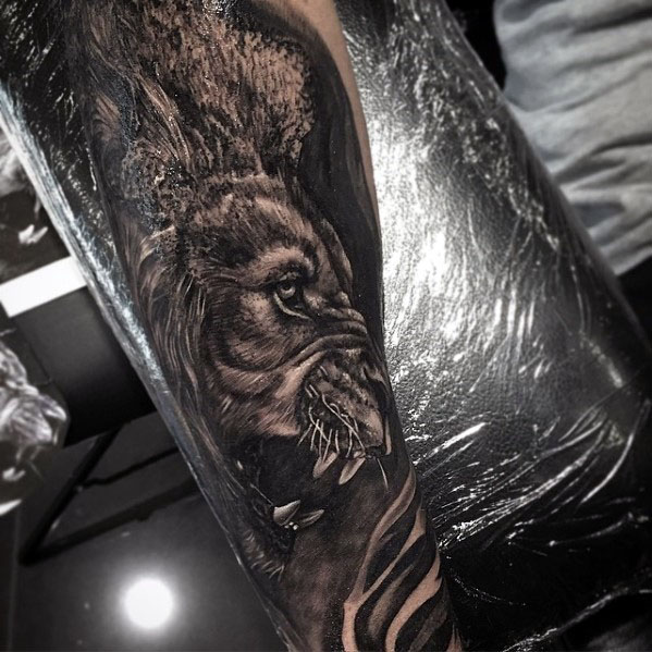 tatuaje leon realista para hombre 19