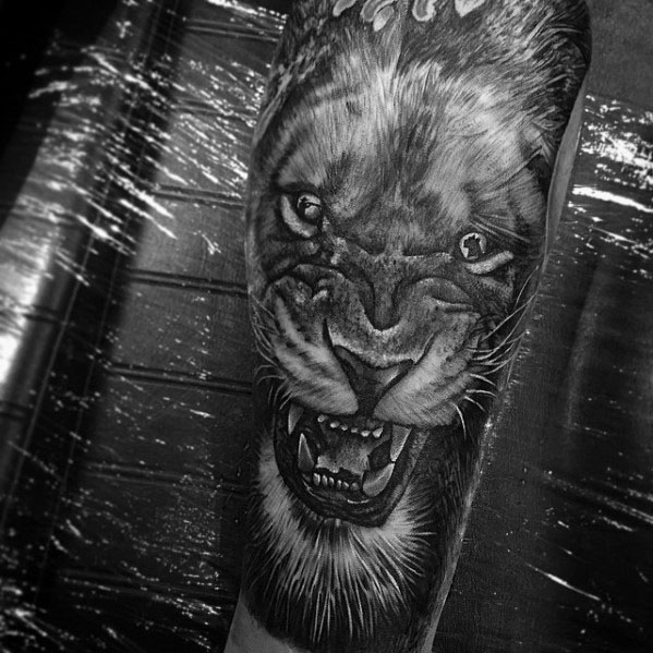 tatuaje leon realista para hombre 21