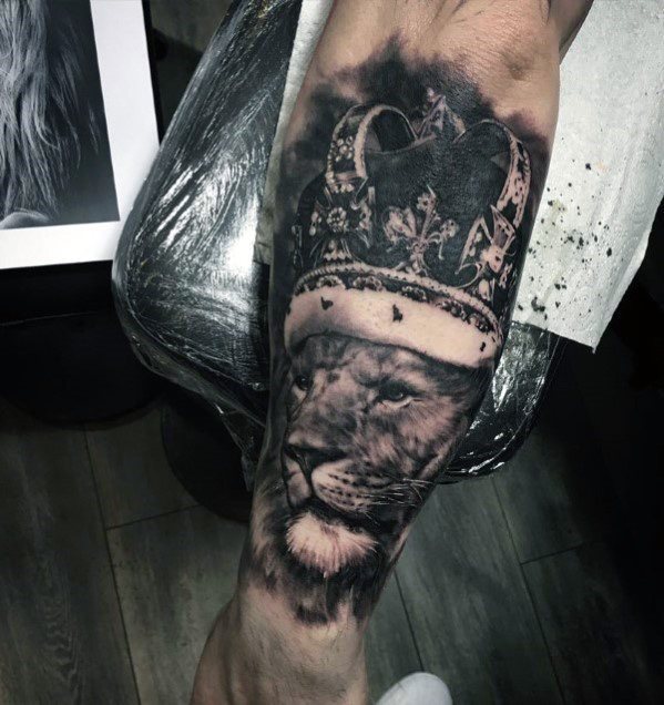 tatuaje leon realista para hombre 30