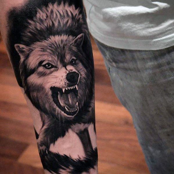 tatuaje lobo realista para hombre 01