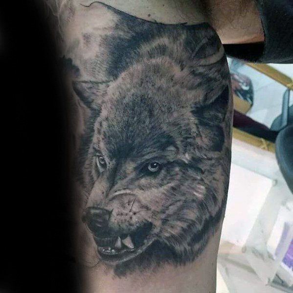 tatuaje lobo realista para hombre 07
