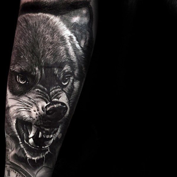 tatuaje lobo realista para hombre 10