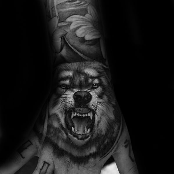 tatuaje lobo realista para hombre 14