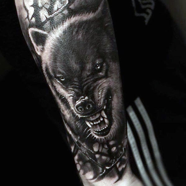tatuaje lobo realista para hombre 22