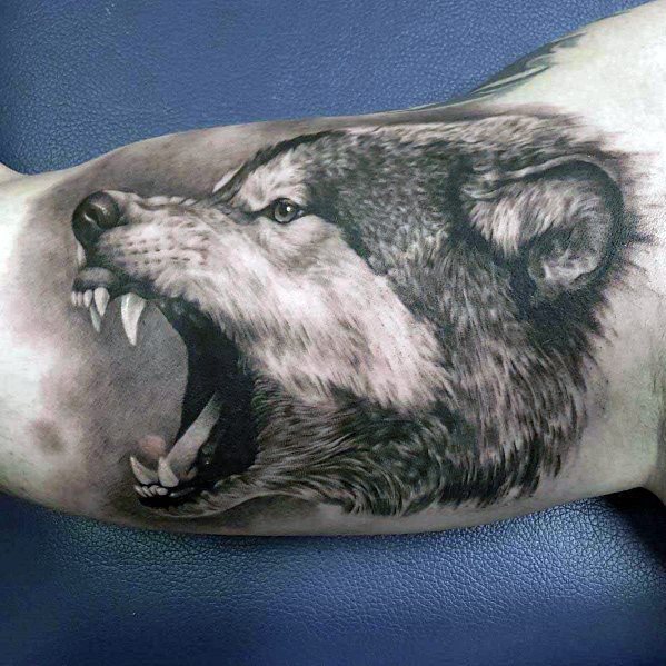 tatuaje lobo realista para hombre 23