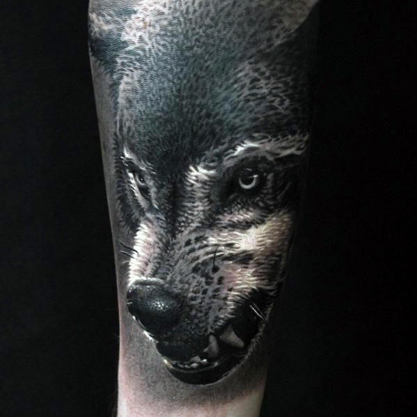 tatuaje lobo realista para hombre 24