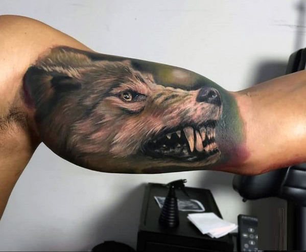 tatuaje lobo realista para hombre 36